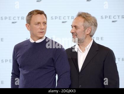 Daniel Craig e Sam Mendes partecipano all'annuncio dal vivo DI BOND 24 per segnare l'inizio della produzione del 24° film di Bond tenuto a Pinewood Studios, Londra il titolo e il cast del 24° film di Bond sono stati rivelati, segnando l'inizio della fotografia principale lunedì 8 dicembre Foto Stock