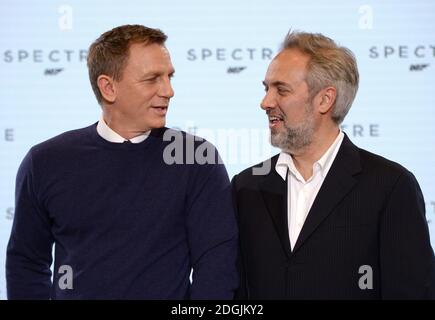 Daniel Craig e Sam Mendes partecipano all'annuncio dal vivo DI BOND 24 per segnare l'inizio della produzione del 24° film di Bond tenuto a Pinewood Studios, Londra il titolo e il cast del 24° film di Bond sono stati rivelati, segnando l'inizio della fotografia principale lunedì 8 dicembre Foto Stock