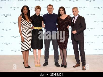 Naomie Harris, Lea Seydoux, Daniel Craig, Monica Bellucci e Christoph Waltz partecipano all'annuncio dal vivo DI BOND 24 per segnare l'inizio della produzione del 24° film di Bond tenuto a Pinewood Studios di Londra il titolo e il cast del 24° film di Bond sono stati rivelati, Segna l'inizio della fotografia principale lunedì 8 dicembre Foto Stock