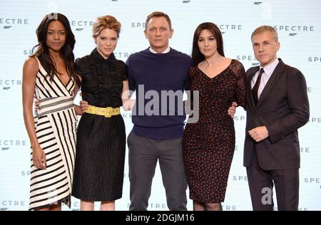 Naomie Harris, Lea Seydoux, Daniel Craig, Monica Bellucci e Christoph Waltz partecipano all'annuncio dal vivo DI BOND 24 per segnare l'inizio della produzione del 24° film di Bond tenuto a Pinewood Studios di Londra il titolo e il cast del 24° film di Bond sono stati rivelati, Segna l'inizio della fotografia principale lunedì 8 dicembre Foto Stock