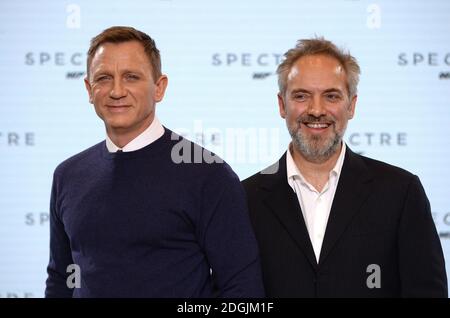 Daniel Craig e Sam Mendes partecipano all'annuncio dal vivo DI BOND 24 per segnare l'inizio della produzione del 24° film di Bond tenuto a Pinewood Studios, Londra il titolo e il cast del 24° film di Bond sono stati rivelati, segnando l'inizio della fotografia principale lunedì 8 dicembre Foto Stock