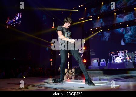 L'ESCLUSIVO Bradley Simpson dei Vamps vive sul palco durante la capitale FM Jingle Bell Ball 2014 che si tiene alla O2 Arena di Londra Foto Stock