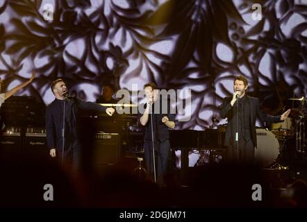 GLI ESCLUSIVI Gary Barlow, Mark Owen e Howard Donald of Take that (da sinistra a destra) vivono sul palco durante il Capital FM Jingle Bell Ball 2014 tenutosi presso la O2 Arena di Londra Foto Stock