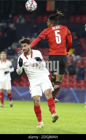 Suso aka Jesus Joaquin Fernandez Saez de la Torre di Sevilla FC, Dalbert Henrique di Stade Rennais durante la UEFA Champions Lea / LM Foto Stock