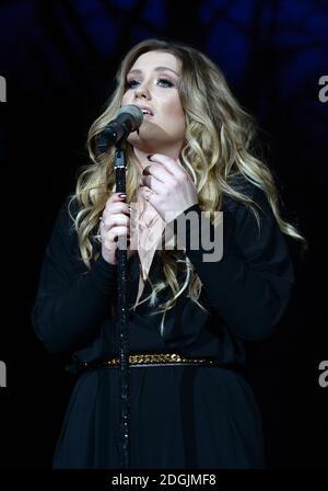 L'ESCLUSIVA Ella Henderson vive sul palco durante il Capital FM Jingle Bell Ball 2014 tenutosi presso la O2 Arena di Londra. Foto Stock