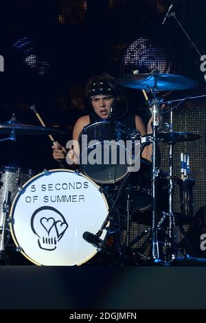 ESCLUSIVO *** Ashton Irwin di 5 secondi di Summer Live sul palco durante la capitale FM Jingle Bell Ball 2014 tenuto presso la O2 Arena, Londra Foto Stock