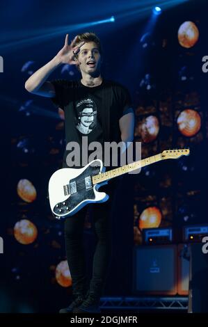 EXCLUSIVE *** Luke Hemmings di 5 secondi d'estate in diretta sul palco durante il Capital FM Jingle Bell Ball 2014 tenuto presso la O2 Arena di Londra Foto Stock