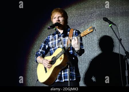 EXCLUSIVE *** ed Sheeran live sul palco durante il Capital FM Jingle Bell Ball 2014 tenutosi presso la O2 Arena di Londra Foto Stock