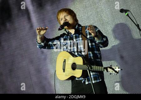 EXCLUSIVE *** ed Sheeran live sul palco durante il Capital FM Jingle Bell Ball 2014 tenutosi presso la O2 Arena di Londra Foto Stock