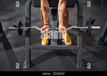 Atleta maschio caucasico esperto che lavora i suoi bicipiti Foto Stock