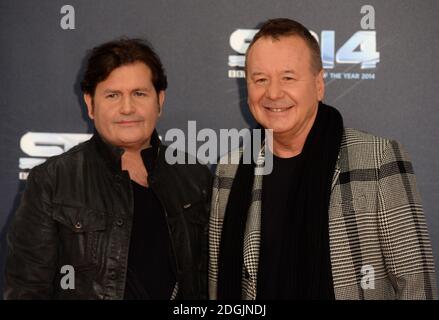 Jim Kerr e Charlie Burchill (a sinistra) da Simple Minds in arrivo per il 2014 Sport Personality of the Year Awards al SSE Hydro, Glasgow. Foto Stock