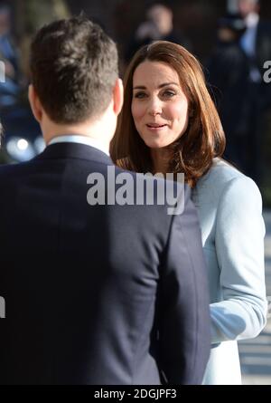 La Duchessa di Cambridge apre formalmente la Kensington Aldridge Academy. Sua altezza reale incontrò governatori, personale e studenti, girò il nuovo edificio e guardò parte di una lezione. La Duchessa ha poi guardato una performance di danza nel teatro della scuola, e ha svelato una targa, prima di visitare il centro di creazione della scuola per giovani imprenditori, e ha incontrato gli studenti che stanno progettando articoli per la vendita al Portobello Road Market. Il credito fotografico dovrebbe leggere Doug Peters EMPICS Entertainment Foto Stock