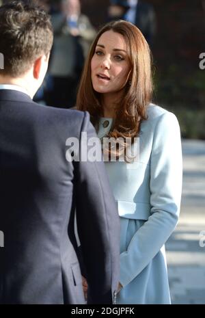 La Duchessa di Cambridge apre formalmente la Kensington Aldridge Academy. Sua altezza reale incontrò governatori, personale e studenti, girò il nuovo edificio e guardò parte di una lezione. La Duchessa ha poi guardato una performance di danza nel teatro della scuola, e ha svelato una targa, prima di visitare il centro di creazione della scuola per giovani imprenditori, e ha incontrato gli studenti che stanno progettando articoli per la vendita al Portobello Road Market. Il credito fotografico dovrebbe leggere Doug Peters EMPICS Entertainment Foto Stock