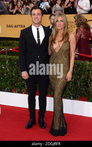 Jennifer Aniston con Justin Theroux che arriva sul tappeto rosso al 21° annuale schermo attori Guild Awards, tenutosi presso il Shrine Auditorium di Los Angeles. Foto Stock