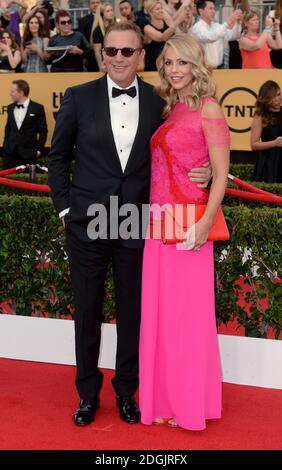 Kevin Costner e la moglie Christine Baumgartner arrivano sul tappeto rosso al 21° Annual Screen Actors Guild Awards, tenutosi presso il Shrine Auditorium di Los Angeles. Foto Stock