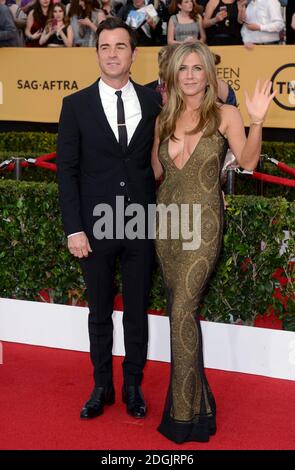 Jennifer Aniston e Justin Theroux arrivano sul tappeto rosso al 21° Awards annuale degli attori della gilda, tenutosi presso il Shrine Auditorium di Los Angeles. Foto Stock