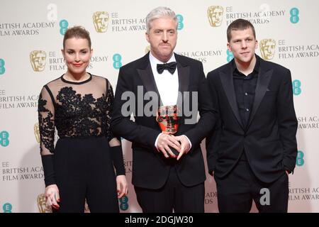 Noomi Rapace e Jesse Eisenberg (presentatori) insieme ad Anthony McCarten, vincitore del premio miglior sceneggiatura adattata per il film 'la Teoria di tutto' nella Sala Stampa all'EE British Academy Film Awards 2015 tenutosi presso la Royal Opera House di Covent Garden, Londra UK. Foto Stock