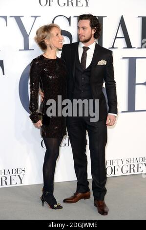 Sam Taylor-Johnson (a sinistra) e Aaron Taylor-Johnson (a destra) partecipano alla prima cinematografica britannica di Fifty Shades of Grey tenutasi al cinema Odeon di Leicester Square, Londra Foto Stock