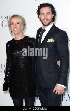 Sam Taylor-Johnson (a sinistra) e Aaron Taylor-Johnson (a destra) partecipano alla prima cinematografica britannica di Fifty Shades of Grey tenutasi al cinema Odeon di Leicester Square, Londra Foto Stock