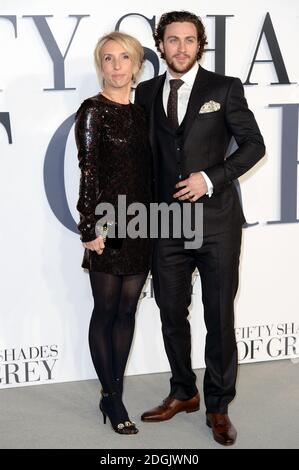 Sam Taylor-Johnson (a sinistra) e Aaron Taylor-Johnson (a destra) partecipano alla prima cinematografica britannica di Fifty Shades of Grey tenutasi al cinema Odeon di Leicester Square, Londra Foto Stock