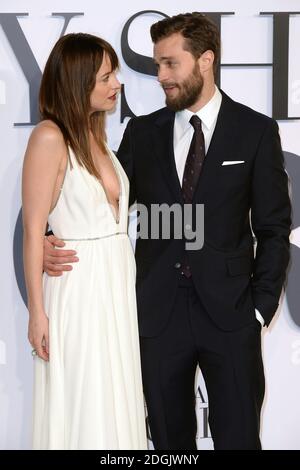 Jamie Dornan (a destra) e Dakota Johnson (a sinistra) partecipano alla prima cinematografica britannica di Fifty Shades of Grey tenutasi al cinema Odeon di Leicester Square, Londra Foto Stock