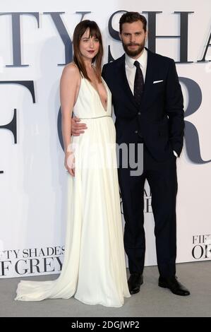 Jamie Dornan (a destra) e Dakota Johnson (a sinistra) partecipano alla prima cinematografica britannica di Fifty Shades of Grey tenutasi al cinema Odeon di Leicester Square, Londra Foto Stock