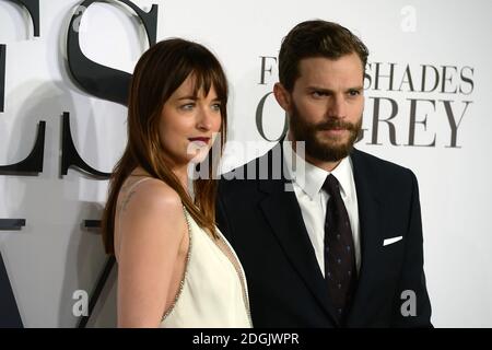 Jamie Dornan (a destra) e Dakota Johnson (a sinistra) partecipano alla prima cinematografica britannica di Fifty Shades of Grey tenutasi al cinema Odeon di Leicester Square, Londra Foto Stock