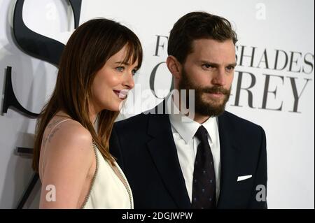 Jamie Dornan (a destra) e Dakota Johnson (a sinistra) partecipano alla prima cinematografica britannica di Fifty Shades of Grey tenutasi al cinema Odeon di Leicester Square, Londra Foto Stock