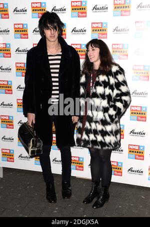 Faris Badwan e Rachel Zeffira degli occhi del gatto che frequentano il NME Awards 2015 con Austin Texas tenuto alla O2 Academy Brixton a Londra Foto Stock