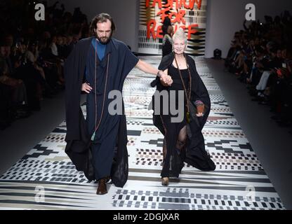 Dame Vivienne Westwood e il marito Andreas sulla passerella durante il Fashion for Relief Charity Catwalk 2015 tenuto a Somerset House, sede del British Fashion Council, Londra Foto Stock