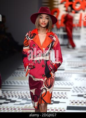 Jourdan Dunn sulla passerella durante il Fashion for Relief Charity Catwalk 2015 tenutosi alla Somerset House, sede del British Fashion Council di Londra Foto Stock