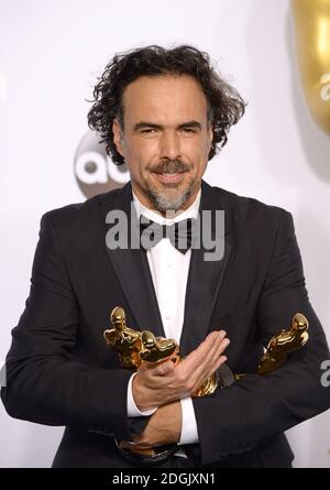 Alejandro G. Inarritu innesca le sue tre statue Oscar per miglior regista, miglior sceneggiatura originale e miglior immagine (Birdman), nella sala stampa del 87esimo Academy Awards tenutosi al Dolby Theatre di Hollywood, Los Angeles, CA, USA, 22 febbraio 2015. Foto Stock