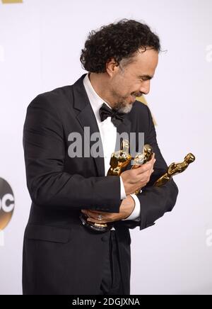 Alejandro G. Inarritu innesca le sue tre statue Oscar per miglior regista, miglior sceneggiatura originale e miglior immagine (Birdman), nella sala stampa del 87esimo Academy Awards tenutosi al Dolby Theatre di Hollywood, Los Angeles, CA, USA, 22 febbraio 2015. Foto Stock