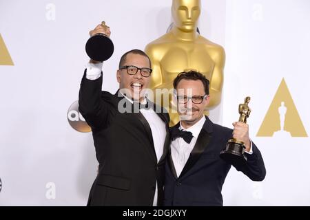 Mat Kirkby e James Lucas (a sinistra) con il premio per il miglior cortometraggio d'azione dal vivo per 'The Phone Call', nella sala stampa dell'87esimo Academy Awards tenutosi al Dolby Theatre di Hollywood, Los Angeles, CA, USA, 22 febbraio 2015. Foto Stock