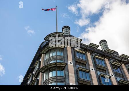 Union Jack - bandiera britannica, Regno Unito sul tetto di un edificio moderno a Londra Foto Stock