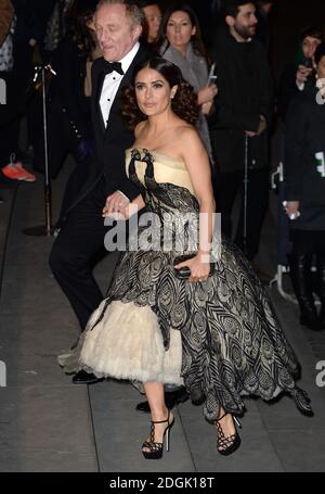 Salma Hayek arrivo al Alexander McQueen: Savage Beauty mostra cena di gala, il Victoria and Albert Museum, Londra. Foto Stock