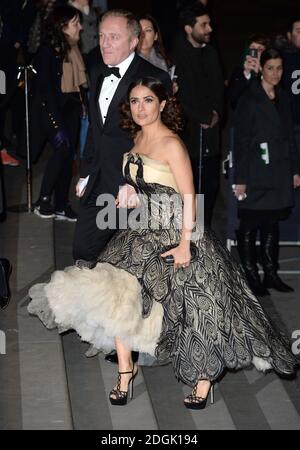 Salma Hayek arrivo al Alexander McQueen: Savage Beauty mostra cena di gala, il Victoria and Albert Museum, Londra. Foto Stock