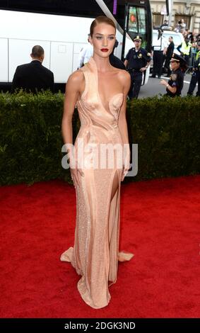 Rosie Huntington-Whiteley partecipa al Metropolitan Museum of Art Met Gala, a New York City, USA. (Credito obbligatorio: Doug Peters/EMPICS Entertainment) Foto Stock