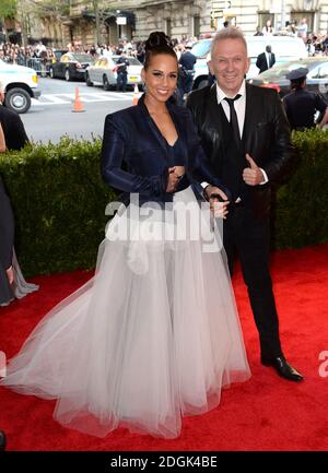 Alicia Keys e Jean Paul Gaultier frequentano il Metropolitan Museum of Art Met Gala, a New York City, USA. (Credito obbligatorio: Doug Peters/EMPICS Entertainment) Foto Stock