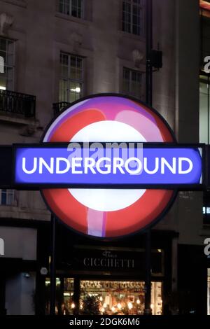 Cartello sotterraneo Piccadilly Circus. Foto Stock