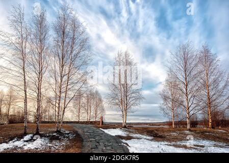 Ghiaccio che frena su un fiume Kemijoki nel Nord Finlandia Foto Stock