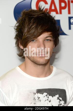 Louis Tomlinson da una direzione per assistere al Capital FM Summertime Ball al Wembley Stadium, Londra. Foto Stock