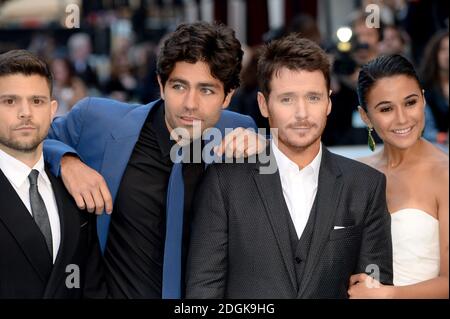 (Da sinistra a destra) Jerry Ferrara, Adrian Grenier, Kevin Connolly e Emmanuelle Chriqui alla prima cinematografica Entourage UK tenutasi a Vue West End, 3 Cranbourn Street, Leicester Square, Londra (credito obbligatorio: DOUG PETERS/ EMPICS Entertainment) Foto Stock