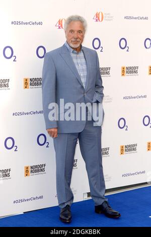 Sir Tom Jones partecipa al Nordoff Robbins O2 Silver Clef Awards 2015, tenutosi presso il Grosvenor House Hotel, Park Lane, Londra. (Credito obbligatorio: DOUG PETERS/EMPICS Entertainment) Foto Stock