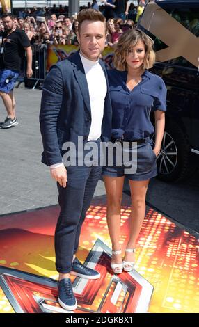 Caroline Flack e Olly Murs arrivano alle audizioni X Factor tenute alla SSE Arena di Londra. Il credito fotografico dovrebbe essere Doug Peters/EMPICS Entertainment Foto Stock