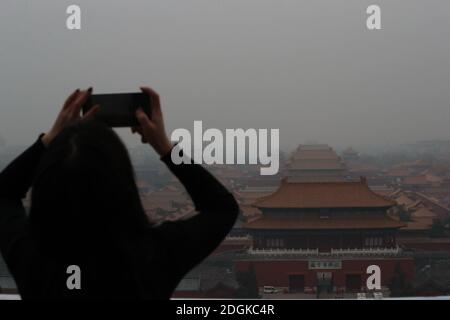 --FILE--guardando verso il basso dal Wanchun Pavilion nel Parco di Jingshan, la Città Proibita è avvolta nello smog, e l'allarme giallo per l'inquinamento atmosferico pesante è s Foto Stock