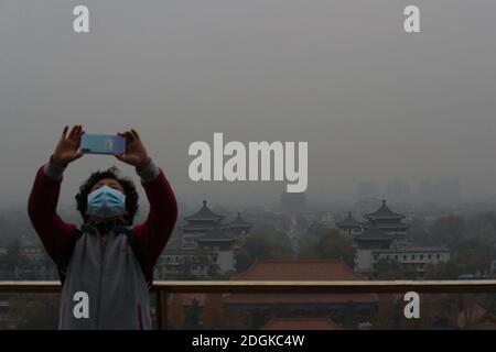 --FILE--guardando verso il basso dal Wanchun Pavilion nel Parco di Jingshan, la Città Proibita è avvolta nello smog, e l'allarme giallo per l'inquinamento atmosferico pesante è s Foto Stock