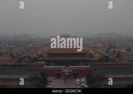 --FILE--guardando verso il basso dal Wanchun Pavilion nel Parco di Jingshan, la Città Proibita è avvolta nello smog, e l'allarme giallo per l'inquinamento atmosferico pesante è s Foto Stock