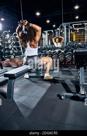Atleta professionista che esegue un'esercitazione del braccio Foto Stock