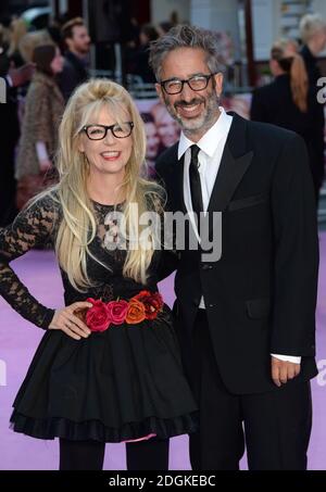 David Baddiel e la moglie Morwenna Banks arrivano alla prima britannica di Miss You già, Vue Cinema, Leicester Square, Londra. Foto Stock